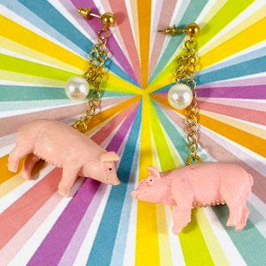 Adorable Piggies and pearls chain dangle earrings KAWAII NWT